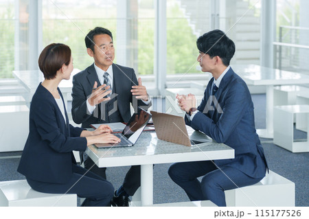会議するビジネスマンたち 115177526