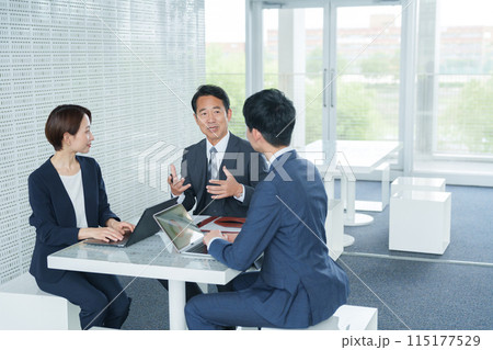 会議するビジネスマンたち 115177529