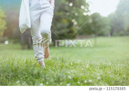 Closeup on woman walking 115178385