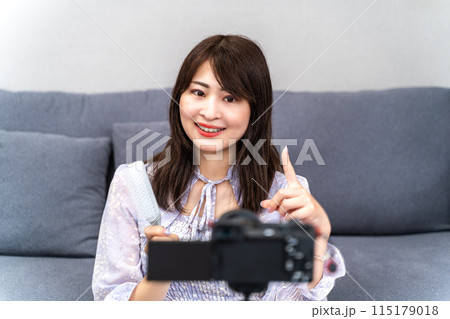 動画を撮る女性 動画を撮る女性 115179018