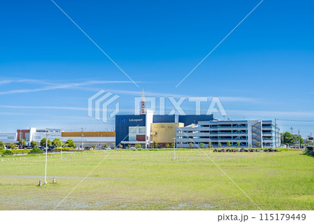 北側から見た磐田市にあるららぽーと(静岡県) 115179449