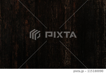 黒茶色の木目のあるニスが剥がれ古びた板壁の表面の横長の背景画像 115180090