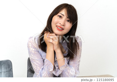 自宅でくつろぐ女性 115180095