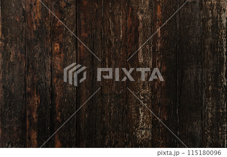 焦茶色の木目のあるニスが剥がれ古びた板壁の表面の横長の背景画像 115180096