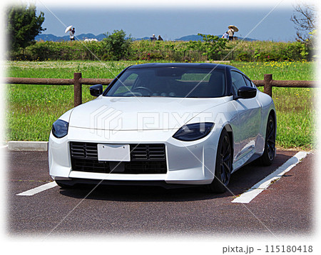 快晴の休日に白色の国産スポーツカーでドライブに出掛けて公園の駐車場で休憩しているイメージ:イラスト風 快晴の休日に白色の国産スポーツカーでドライブに出掛けて公園の駐車場で休憩しているイメージ:イラスト風 115180418