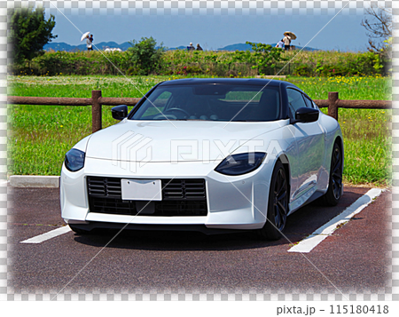 快晴の休日に白色の国産スポーツカーでドライブに出掛けて公園の駐車場で休憩しているイメージ:イラスト風 快晴の休日に白色の国産スポーツカーでドライブに出掛けて公園の駐車場で休憩しているイメージ:イラスト風 115180418