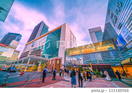 日本の横浜都市景観 6月、横浜駅西口。横浜駅やJR横浜タワー、ザ・ヨコハマフロントタワーなどを望む 日本の横浜都市景観 6月、横浜駅西口。横浜駅やJR横浜タワー、ザ・ヨコハマフロントタワーなどを望む 115180568