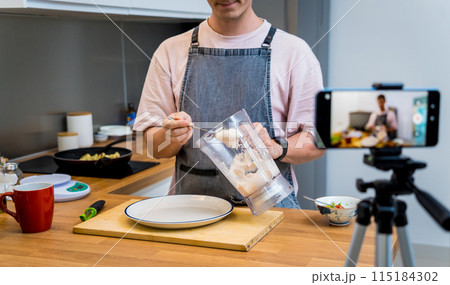 The chef is broadcasting live from workshop how to prepare a bean porridge with cauliflower 115184302