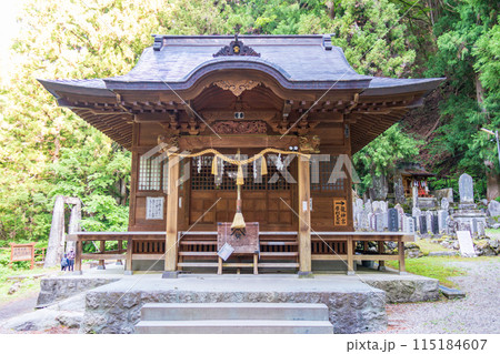 「山梨県」木々に囲まれた竹宇駒ヶ岳神社　前宮本殿 115184607