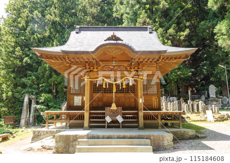 「山梨県」木々に囲まれた竹宇駒ヶ岳神社　前宮本殿 115184608