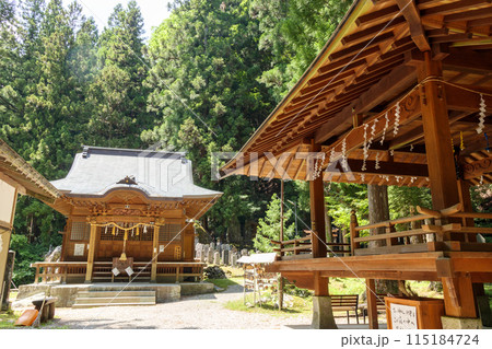 「山梨県」木々に囲まれた竹宇駒ヶ岳神社　 115184724