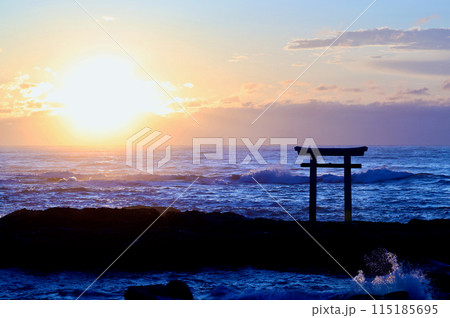 海に浮かぶ鳥居と朝日 大洗海岸 6月上旬 海に浮かぶ鳥居と朝日 大洗海岸 6月上旬 115185695