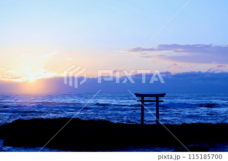 海に浮かぶ鳥居と朝日 大洗海岸 6月上旬 海に浮かぶ鳥居と朝日 大洗海岸 6月上旬 115185700