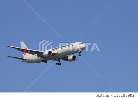 着陸進入する旅客機　青空に着陸してくる旅客機 115185902