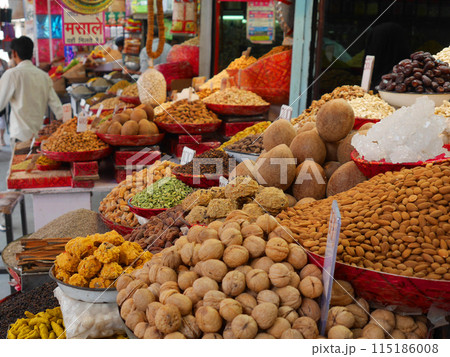 インドのスパイスマーケット 115186008