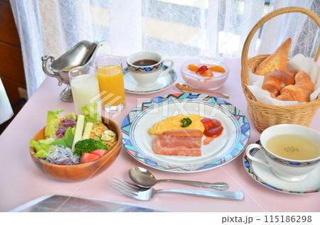 美味しい一日の始まり:新鮮な素材で彩るモーニングプレート 美味しい一日の始まり:新鮮な素材で彩るモーニングプレート 115186298