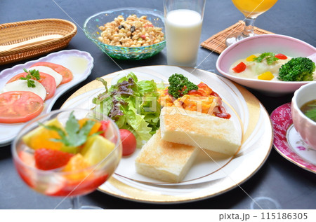 朝から元気をチャージ！カラフルなビュッフェスタイルの朝食 115186305