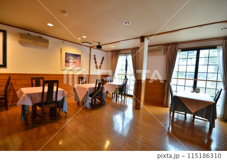 朝の光が差し込む明るいカフェスタイルの食堂 115186310