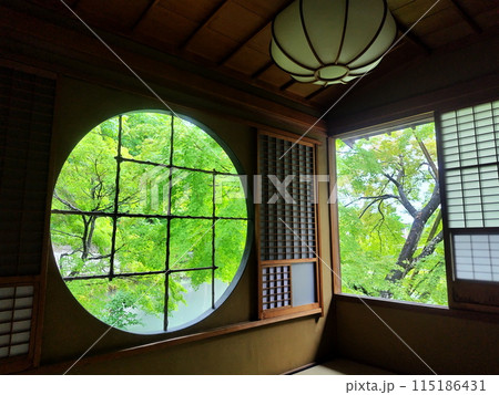 長野市松代町　山寺常山邸　書院　丸窓　新緑2 115186431