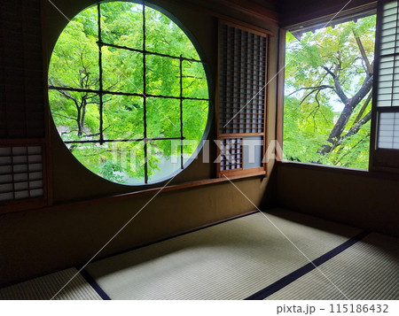長野市松代町　山寺常山邸　書院　丸窓　新緑3 115186432