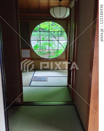 長野市松代町　山寺常山邸　書院　書院　丸窓　新緑4 115186436