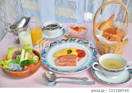 健康的なスタート:彩り豊かな朝食の一皿 健康的なスタート:彩り豊かな朝食の一皿 115186540