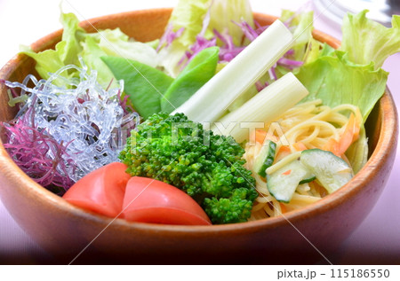 ビタミン豊富！ブロッコリーとカラー野菜のサラダ 115186550