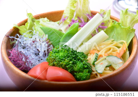 ビタミン豊富！ブロッコリーとカラー野菜のサラダ 115186551