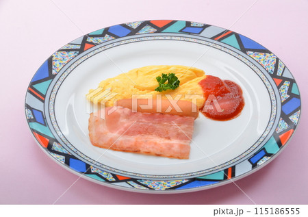 朝食の定番：オムレツとベーコンのヘルシープレート 115186555