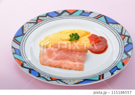 朝食の定番：オムレツとベーコンのヘルシープレート 115186557