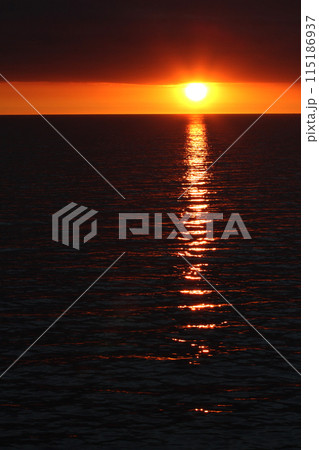 船上からの眺めるバルト海の朝日 船上からの眺めるバルト海の朝日 115186937
