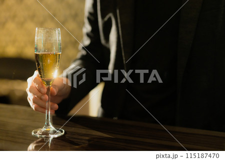 バーで飲む男性 115187470