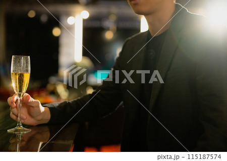 バーで飲む男性 バーで飲む男性 115187574