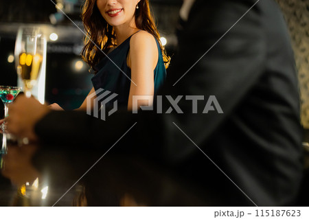 バーで飲む男女 115187623