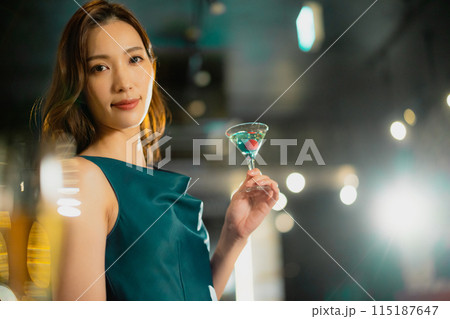 カクテルを持つ女性 115187647