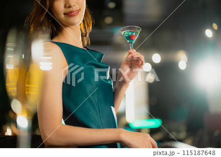 カクテルを持つ女性 115187648