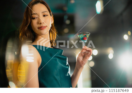 カクテルを持つ女性 115187649