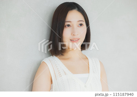 ショートボブの女性 115187940
