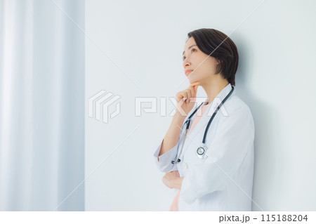 白衣を着た女性 白衣を着た女性 115188204