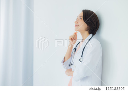 白衣を着た女性 白衣を着た女性 115188205