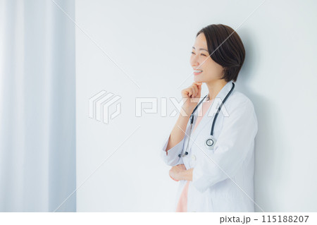 白衣を着た女性 白衣を着た女性 115188207