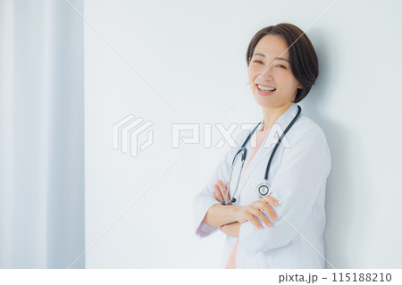 白衣を着た女性 白衣を着た女性 115188210