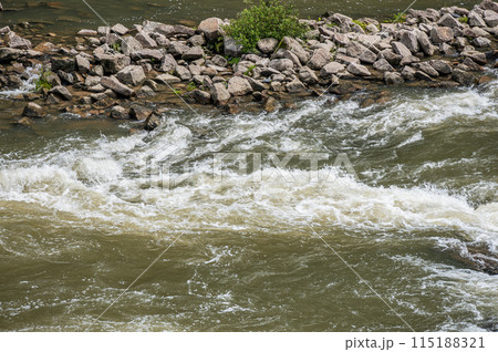 京都南部の渓流木津川　京都府南山城村 115188321
