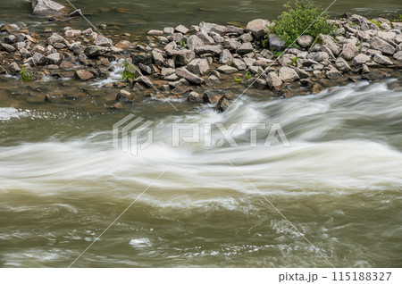 京都南部の渓流木津川　京都府南山城村 115188327