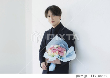 卒業式の黒いスーツの男性 卒業式の黒いスーツの男性 115188359