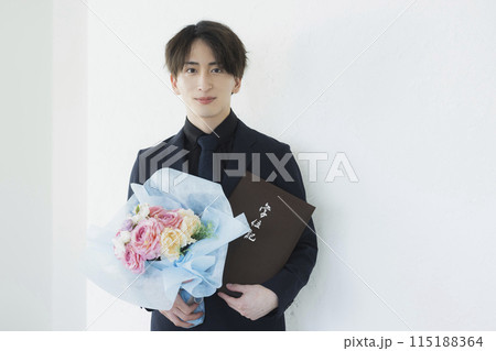 卒業式の黒いスーツの男性  115188364