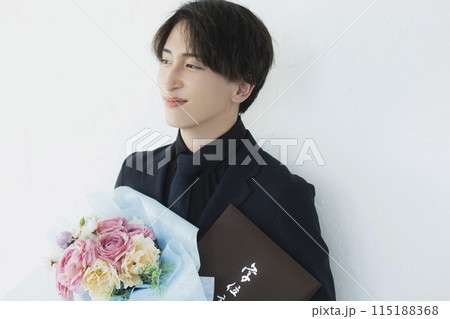 卒業式の黒いスーツの男性  115188368