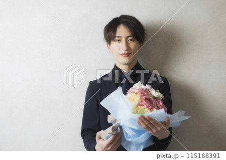 黒いスーツの男性  115188391