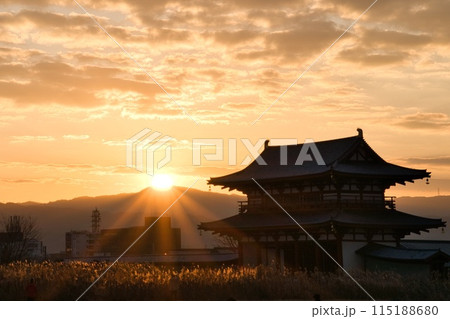 平城京跡から昇る初日の出 115188680