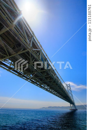 淡路島への架け橋・完成時は世界最長の吊橋… パールブリッジこと【明石海峡大橋】 淡路島への架け橋・完成時は世界最長の吊橋… パールブリッジこと【明石海峡大橋】 115188761